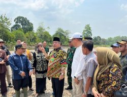 Bupati Lahat Tinjau  Saluran Irigasi Sawah Yang Tertutup Material