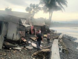 Polsek Kota Agung Identifikasi Kerusakan Rumah Pasca Terjangan Ombak