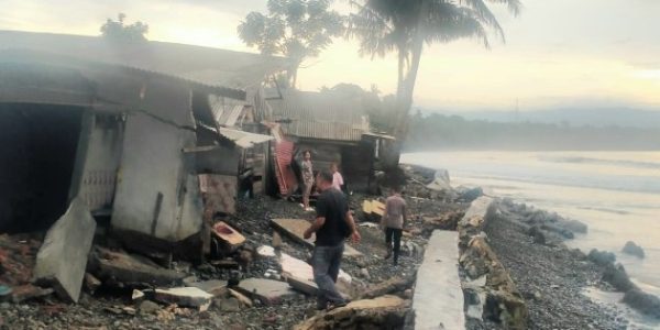 Polsek Kota Agung Identifikasi Kerusakan Rumah Pasca Terjangan Ombak