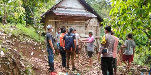 Inafis Polres Tanggamus dan Polsek Wonosobo Evakuasi Jenazah Warga Ditemukan di Gubuk Kebun