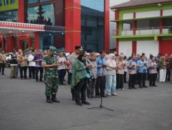 Wali Kota Bandar Lampung Eva Dwiana Melepas 13 Truk Bantuan Kemanusiaan