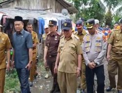 Kapolres Tanggamus Bersama Forkopimda Tinjau Lokasi Banjir Akibat Jebolnya Tanggul Kali Bego
