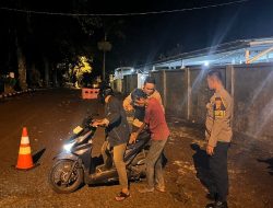 Gerak Cepat Pamapta III Polres Tanggamus Tangani Pria Tergeletak di Jalan Batu Kramat