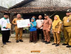 Wabup Pesawaran Antonius Muhammad Ali Menyerahkan Bantuan Bedah Rumah Layak Sehat