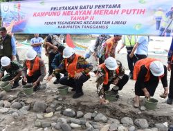 Bupati Tanggamus Melakukan Peletakan Batu Pertama Kampung Nelayan Merah Putih di Kecamatan Limau