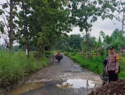 Respon Cepat Polsek Pugung, Patroli Cegah Pungli di Jalan Rusak Pekon Tanjung Kemala