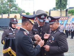 Kapolres Tanggamus Sematkan Satyalencana Pengabdian dari Presiden RI kepada Sembilan Personelnya