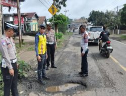 Satlantas Polres Tanggamus Cek Jalan Berlubang dan Titik Rawan Laka di Jalinbar