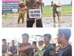 Ketua DPRD Provinsi Lampung Ahmad Giri Akbar Hadiri Kegiatan Tanam Padi di Desa Braja Fajar