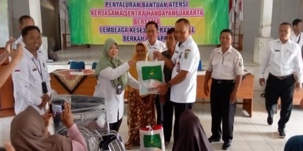 Bantuan ATENSI Kemensos RI Disalurkan untuk 90 Lansia di Kabupaten Pesawaran
