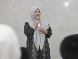 Waka III DPRD Lampung Maulidah Zauroh Turut Menyapa Jemaah Masjid Al Amin Pulung Kencana