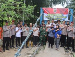 Polres Lahat Bersama Masyarakat Gotong Royong Perbaiki Jembatan