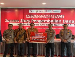 Kapolres Lahat menerima penghargaan dari Otoritas Jasa Keuangan (OJK) dan Bank Central Asia