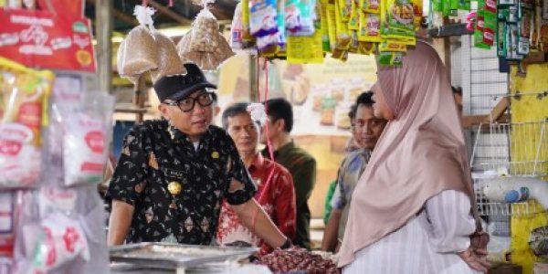 Gubernur Lampung Rahmat Mirzani Djausal Pantau  Harga Kebutuhan Pokok di Pasar Gading Rejo,