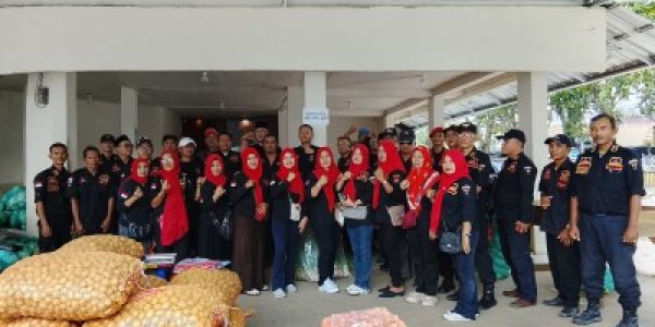 Ketua DPD Grib Jaya Lampung dan Anggota DPC Kota Metro Berbagi Takjil 2000 Paket dan 500 Santunan Yatim Piatu dan Kaum Dhuafa