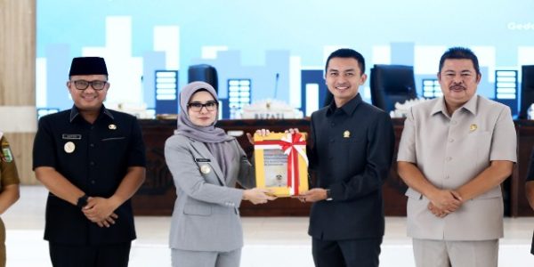 Bupati Pesawaran Sampaikan LKPJ Tahun Anggaran 2025 dalam Rapat Paripurna DPRD