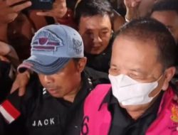 Setelah Penantian Panjang Siang Hingga Malam, Mantan Gubernur Lampung Arinal Djunaidi Ahirnya Keluar Dengan Rompi Tahanan