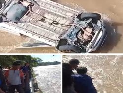 GEMPAR! Minibus Putih Terjun Bebas ke Sungai Lematang, Posisi Terbalik Dihantam Arus Deras