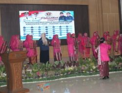 Simfoni Bambu Lansia Dengan Seragam Merah Meriahkan  Pelantikan PWI Lahat