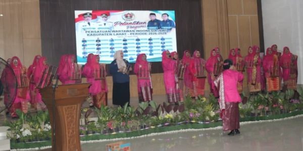 Simfoni Bambu Lansia Dengan Seragam Merah Meriahkan  Pelantikan PWI Lahat