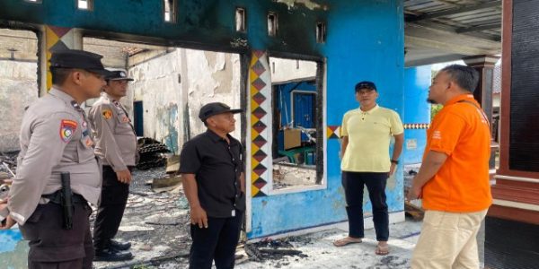 Polsek Wonosobo dan Inafis Polres Tanggamus Lakukan Olah TKP Kebakaran Kantor Pekon Sridadi