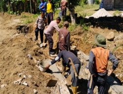 Sambut Hari Bhayangkara ke-80, Polsek Pulau Panggung Bersama Warga Gotong Royong Bangun Gorong-gorong di Ulu Belu