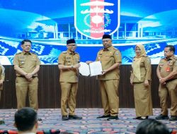 Gubernur Rahmat Mirzani Djausal Serahkan SK Mendagri tentang Pengangkatan I Komang Koheri sebagai Plt. Bupati Lampung Tengah Masa Jabatan 2025-2030