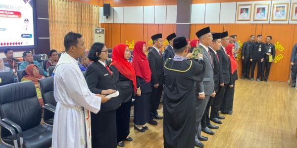 Bupati Tanggamus Lantik 13 Pejabat, Andi Dermawan Jabat Kadis Koperindag UKM