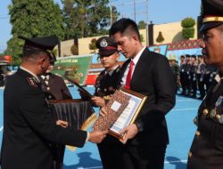 Kapolres Tanggamus Berikan Penghargaan kepada 27 Personel Polri dan 6 Warga pada Hari Bhayangkara ke-80