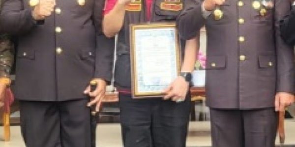 Polresta Bandar Lampung Berikan Piagam Penghargaan Kepada Ketua DPC Grib Jaya Kota Nicoulaus Atas Dedikasi Sebagai Sabuk Kamtibmas Hut Ke-80