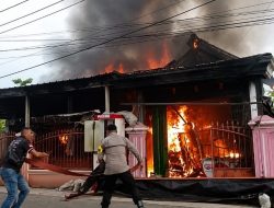 Polsek Kota Agung Identifikasi Penyebab Kebakaran Rumah di Pekon Kusa Evakuasi Korban Luka Bakar