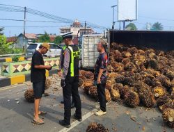 Satlantas Polres Tanggamus Lakukan Olah TKP dan Pengamanan Jalur Truk Terguling di Kota Agung