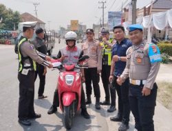 Jelang HUT ke-81 RI, Polres Tanggamus Bagikan Bendera Merah Putih kepada Pengguna Jalan