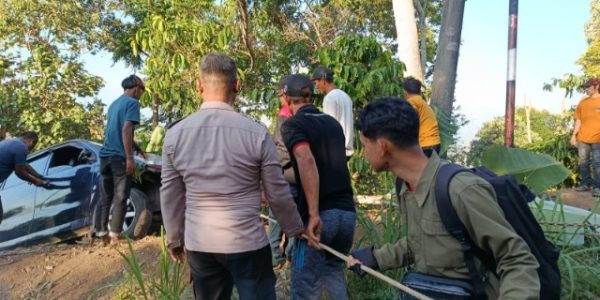 Polsek Pulau Pangung Dibantu Warga Evakuasi Mobil Terguling di Leter S Talang Jawa