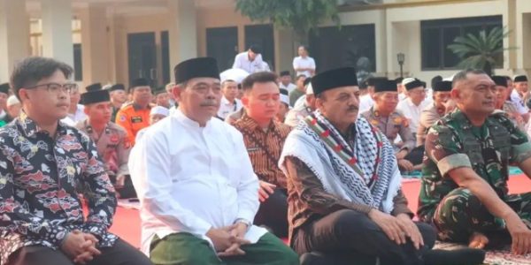 Langit Lahat Masih Kering, Bupati Ajak Warga Bersimpuh dalam Sholat Istisqa